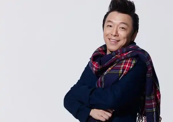 黄渤的崛起历程无疑是一段充满传奇色彩的故事.