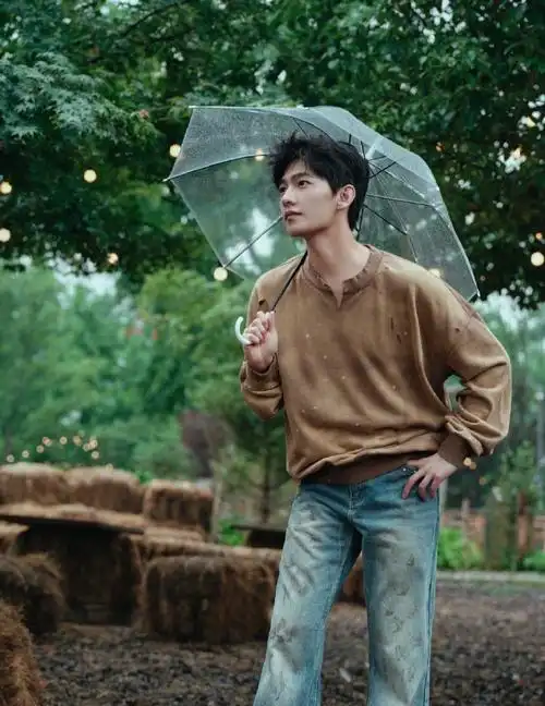 卡其色破洞做旧卫衣搭配微辣牛仔脏脏裤,清爽大帅哥一枚~杨洋超话