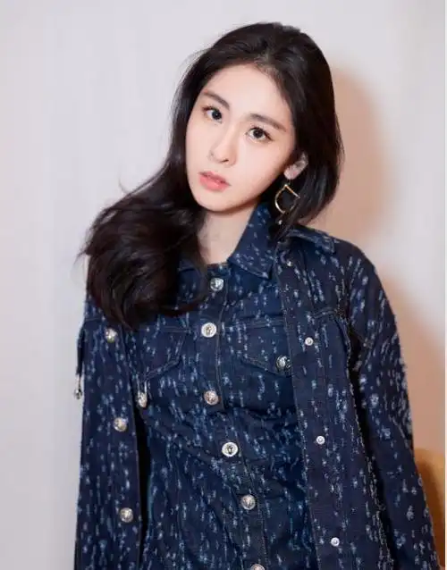 张碧晨家里卧室衣柜(她家和男明星一样的)