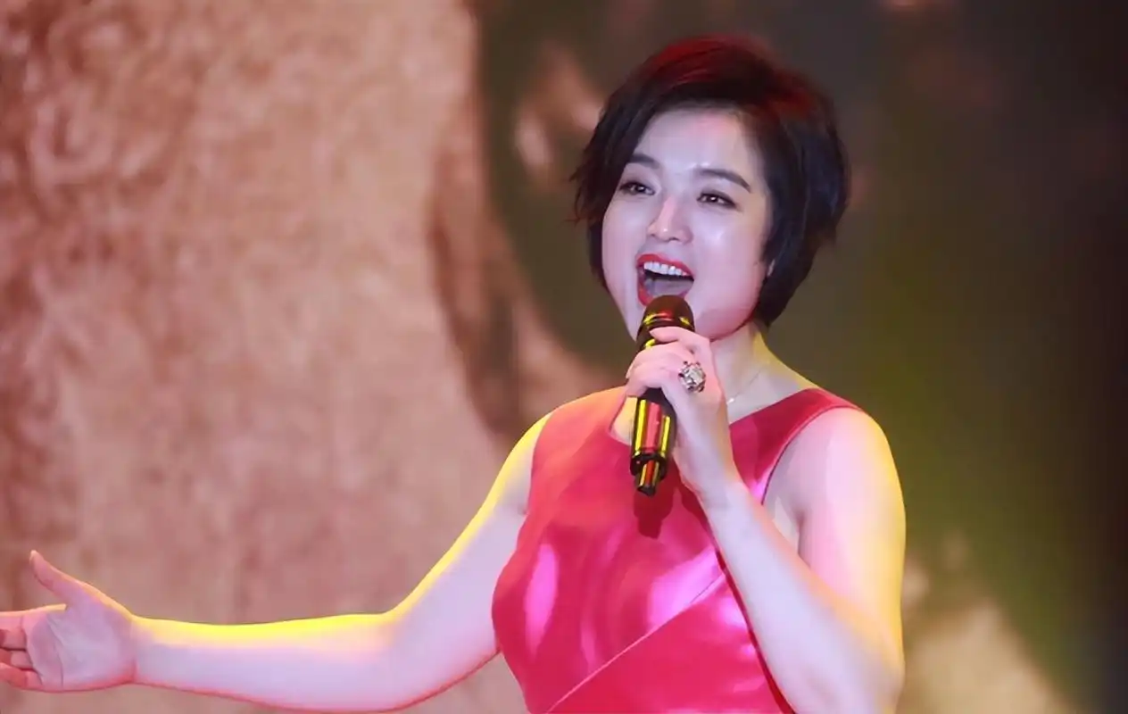 歌手白雪:中年离异后,二婚再嫁小8岁老公,如今事业爱情两头旺