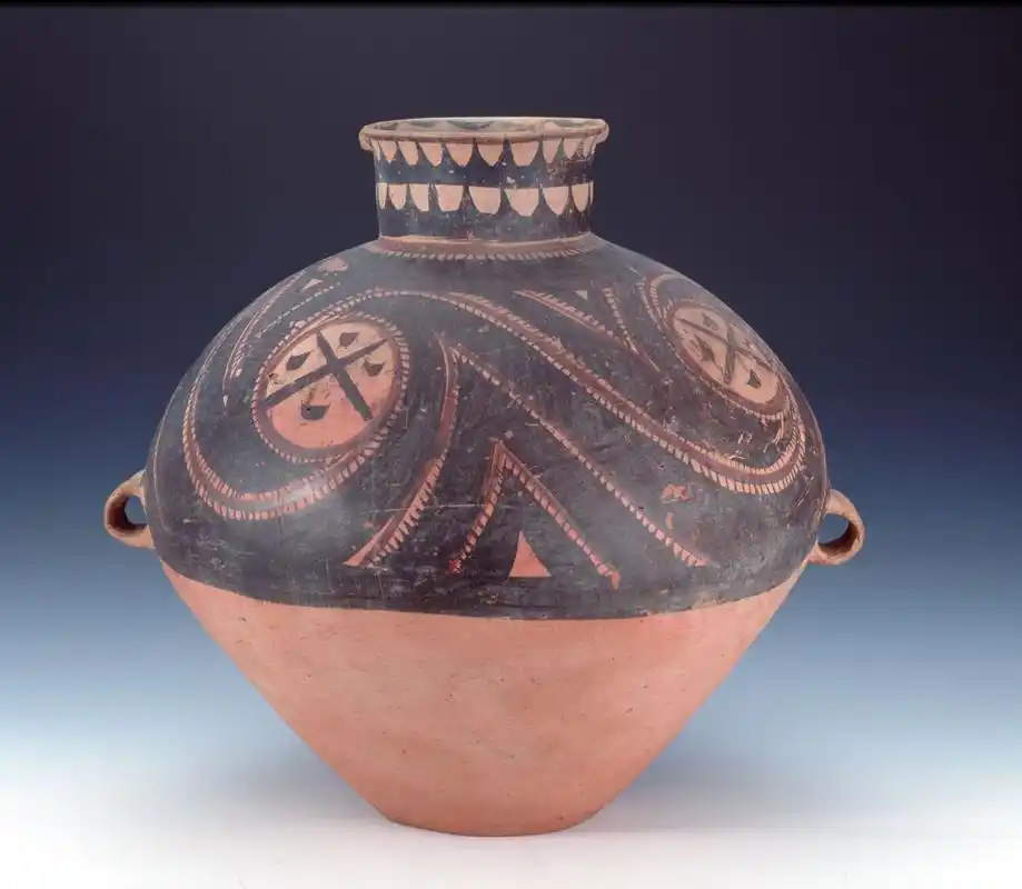 图一:大汶口文化黑陶镶空高柄杯 图二:良渚文化黑陶高柄盖罐 图三