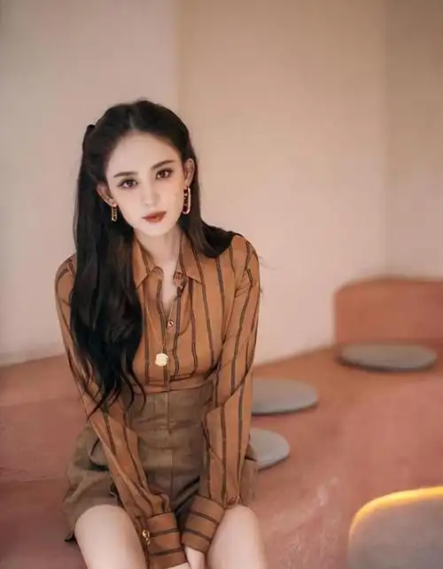 女明星着装大胆过于暴露到底是穿衣自由还是吸引眼球