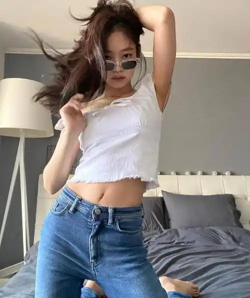 jennie营业狂晒美照风格百变气质突出穿豹纹吊带裙大秀好身材