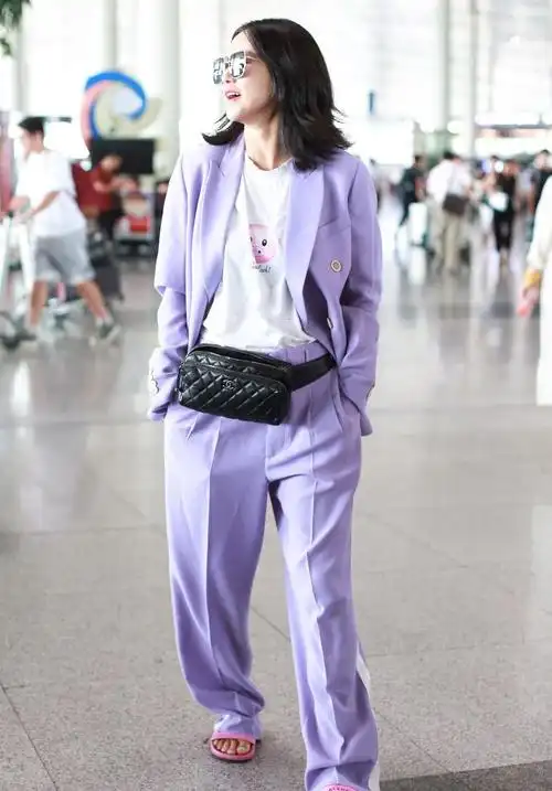 36岁谭维维真会穿!紫色西装 拖鞋穿出时尚大片感