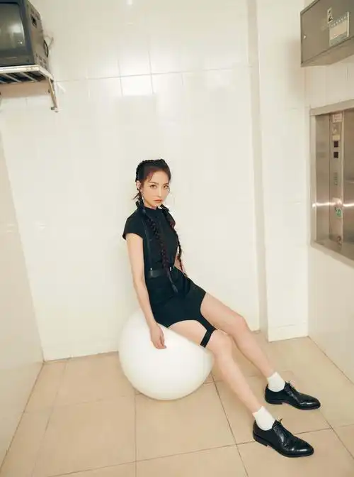 宋茜暗黑机能风旗袍1440x2960分辨率查看