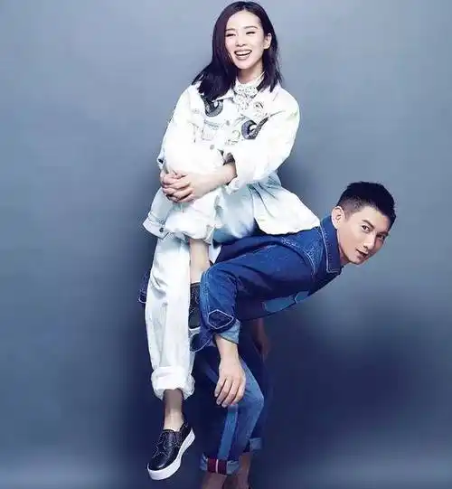 吴奇隆一家三口罕合体逛街,刘诗诗穿着朴素,老公抱娃乖巧等待_儿子