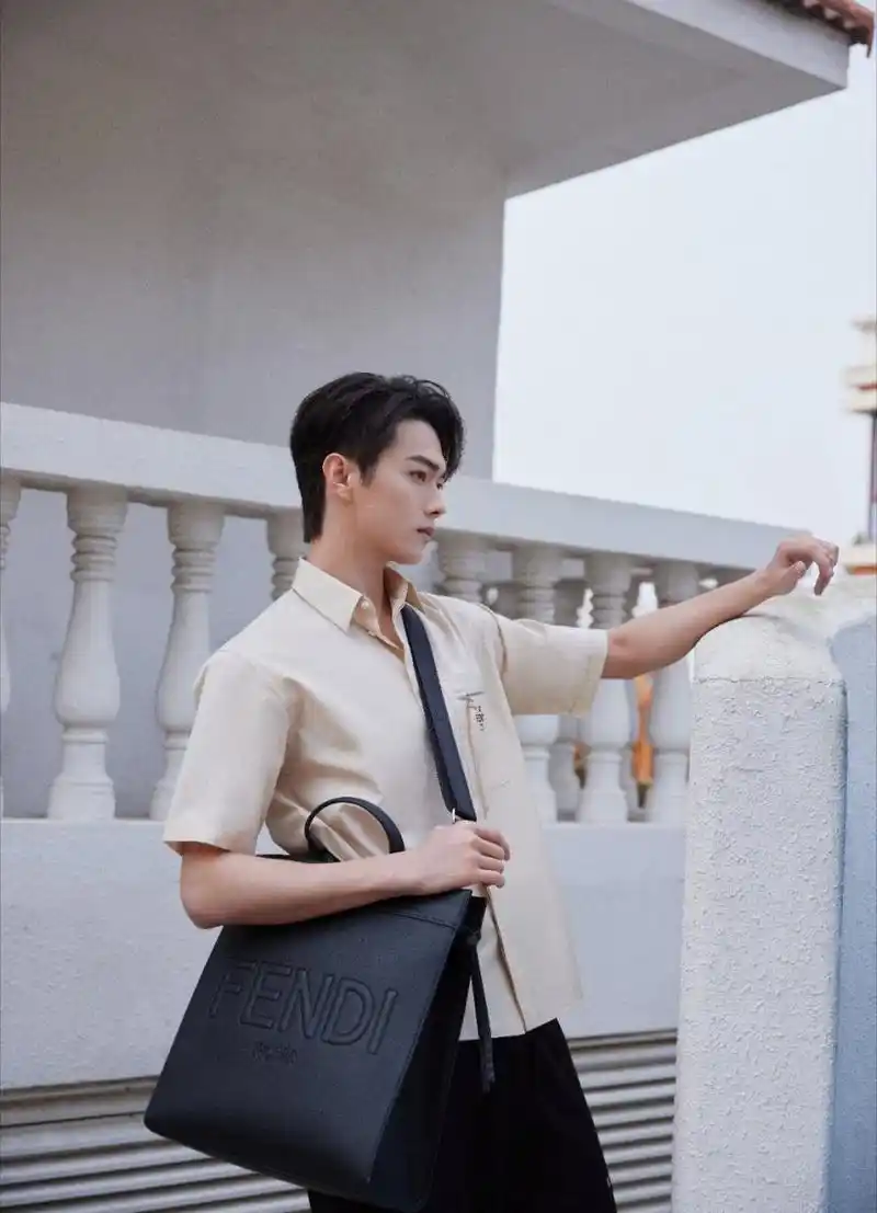 #许凯男大白衬衫写真# @许凯soso 真的是穿衣显瘦脱衣有肉,这一身米色