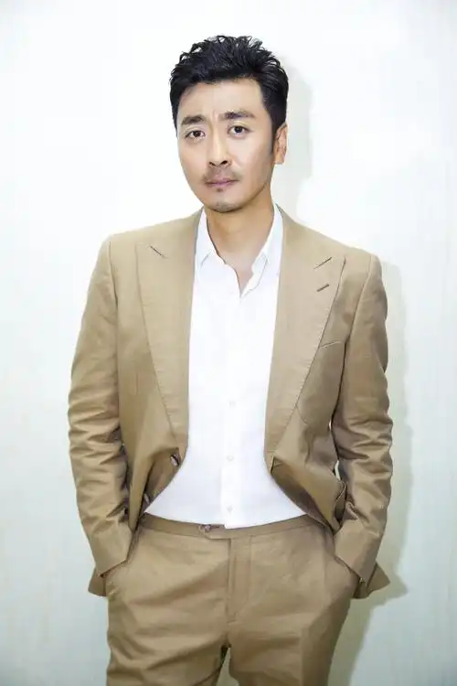 黄俊鹏最新写真曝光 儒雅绅士彰显成熟男人魅力