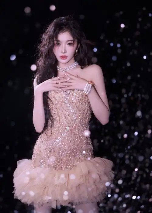 孔雪儿穿亮片抹胸裙吸睛 卷发红唇明艳动人