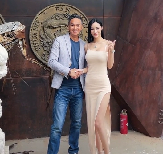 骆达华被女网红邀请拍视频两人互相夸奖后合影两只手紧握良久