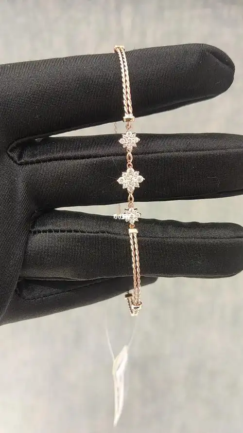 周大福新款18k金钻石手链来喽,新到的呢