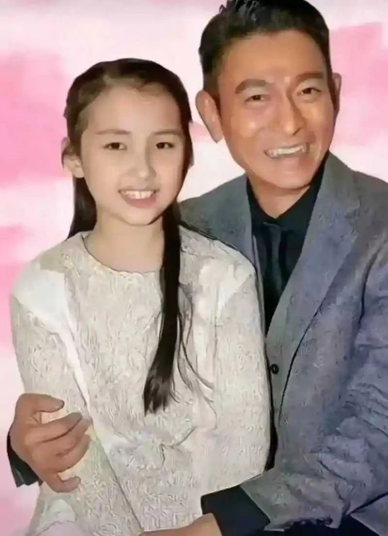 刘德华和他女儿刘向蕙鼻子是不是特别像,父母俩很像.