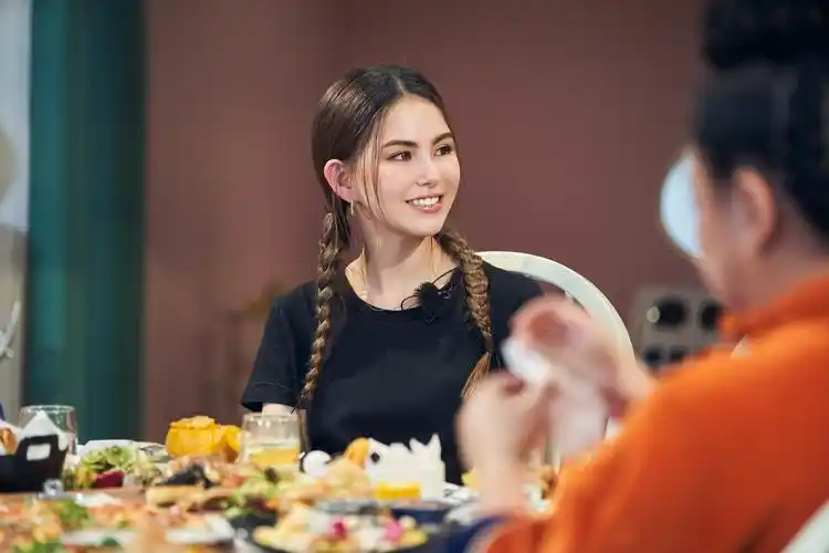 昆凌双麻花辫录制《好看》 曝与周杰伦约会不带孩子