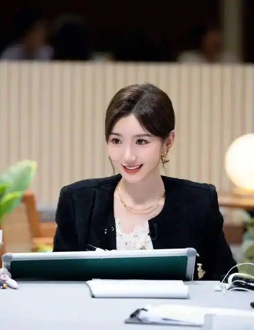 毛晓彤太撩人了,身穿黑色职业西装,性感妩媚,穿出秋日的氛围感_造型