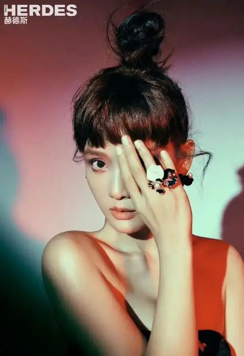 陈乔恩瘦太狠了剪齐刘海变锥子脸像戴假发模样大变像换了个人