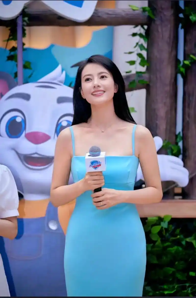 高圆圆 现身某品牌洗手日活动 身穿蓝色裙子展现出她完美的身 - 抖音