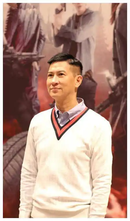 张家辉剪短头发,梳成一款斜偏分发型,52岁了也很有精气神!