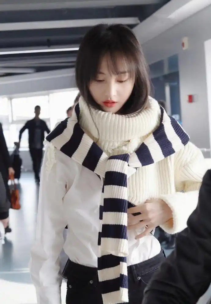 郑爽生图,郑爽毛衣搭条纹衫配黑色紧裤温婉可人,清纯可爱