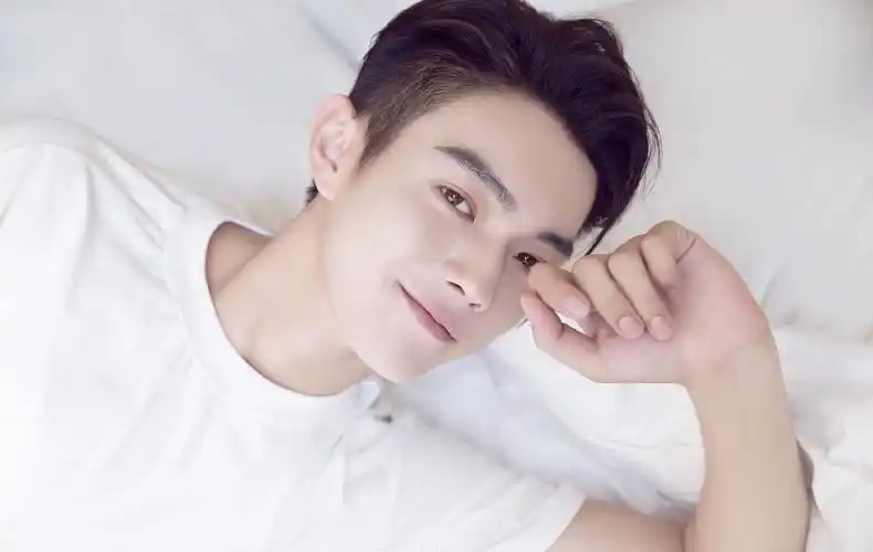 家暴这道坎过不去,看来许凯只能够靠颜值来撑着了