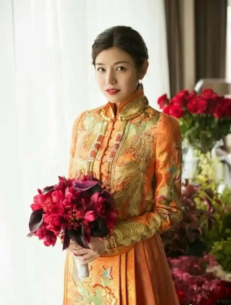 聊聊女明星的中式婚服魅力  最近在整理一组女明星婚礼上的秀禾造型