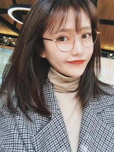 女人脸上有这四个特征,戴眼镜会更好看,是文艺复古风型美女!