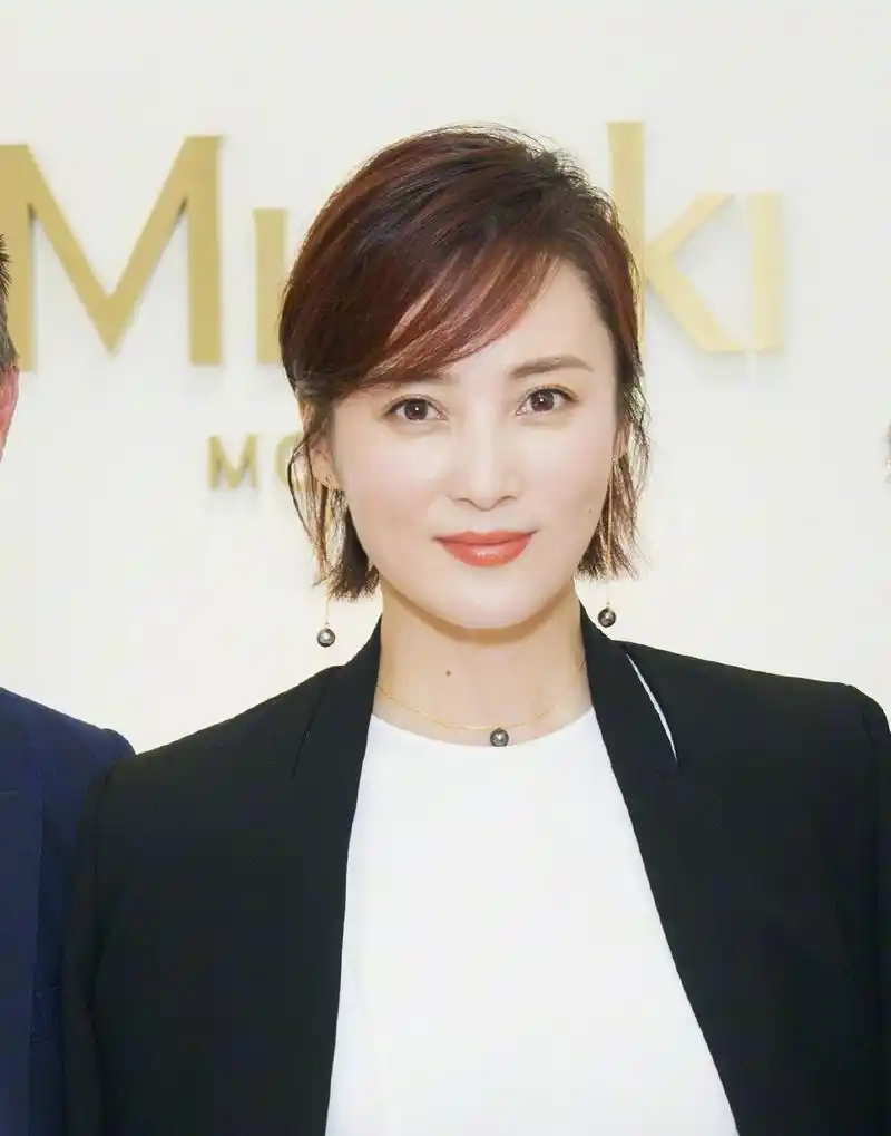 蒋勤勤从冷艳红唇美女到温柔淑女,两种风格转换自如都是女神范