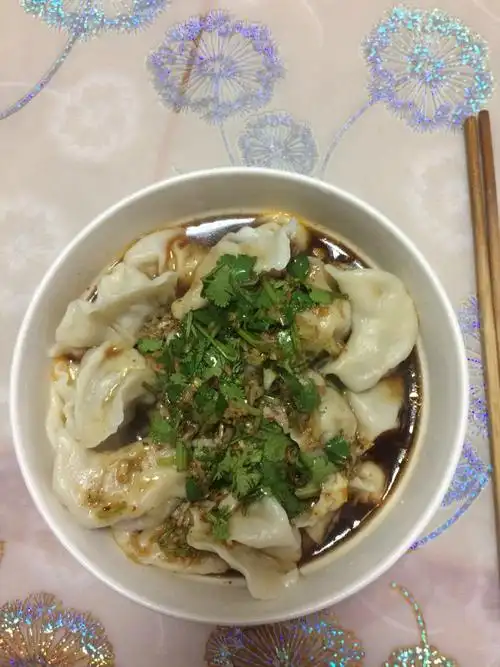 最后,把剥好的饺子下到锅里,一碗香喷喷的饺子出锅了