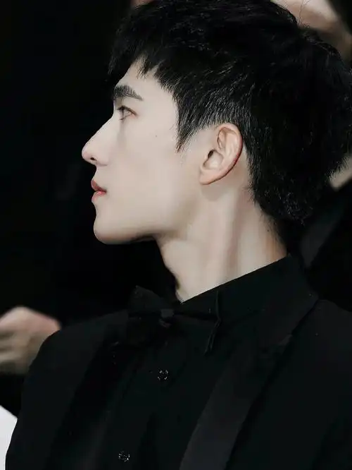 狗啃刘海绝绝子还是杨洋自己临时剪的(别问,问就是资讯站太费)杨洋是