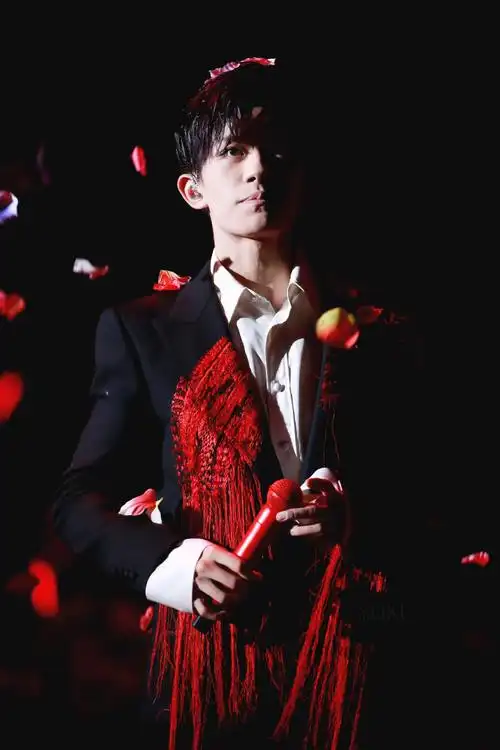 易烊千玺燚s成人礼