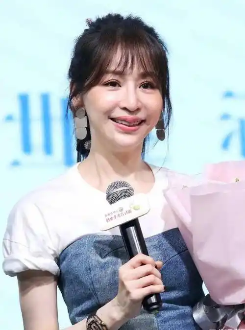 原创王心凌咋成这样了美人尖成双下巴厚嘴唇真抢镜但衣品太加分