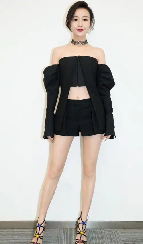 王鸥扮足球宝贝穿露脐装扎双马尾可盐可甜纤细身材惊艳了