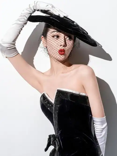 迪丽热巴再现复古名伶贵气造型!