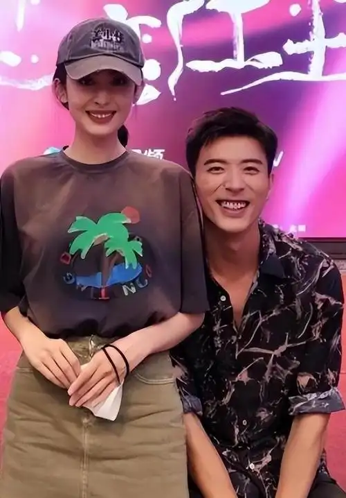 网友突然爆出古力娜扎在上学期间,还曾和一位富二代男友有过一段恋情.