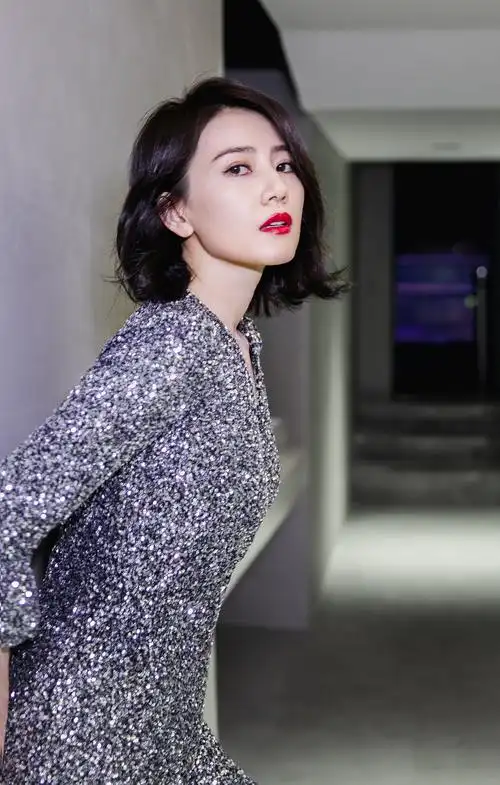 高圆圆久违露面,驾驭三七分"一刀切"无压力,气质让她难以低调