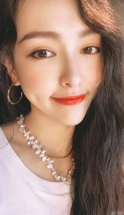 原创唐嫣复工气质模样大变甜美少女变温柔淑女苹果肌饱满有福相