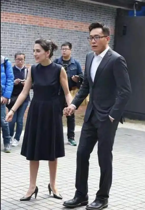 刘烨和法国老婆罕见录节目,安娜穿搭简约却很高级,衬得他很朴素