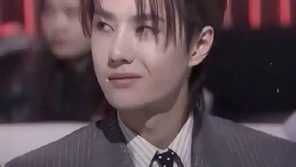 王一博歪嘴笑梦回蓝忘机