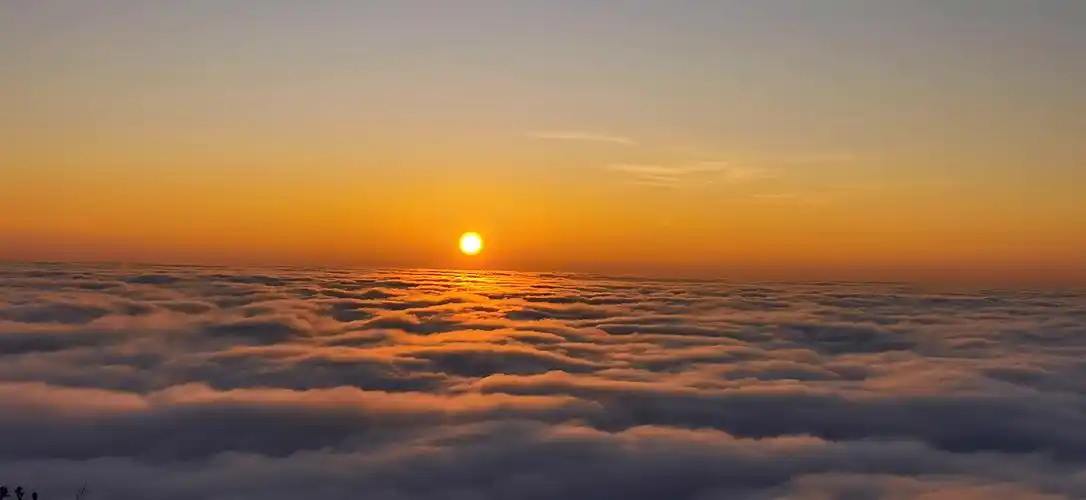 云海涛涛晚霞红