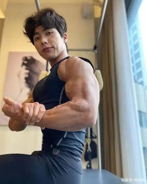 英俊精壮的肌肉男模,在镜头前大秀八块腹肌,你爱了吗?