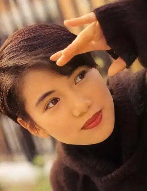 好命的袁咏仪19岁成名蝉联金像奖影后被张智霖独宠30年