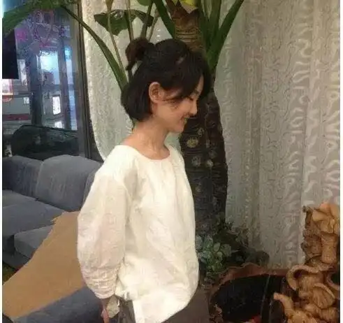 新浪微博平胸大赛 冠军妹子比男人的胸还平图片欣赏