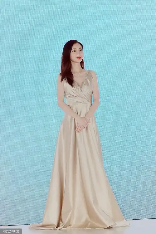 angelababy金色丝缎礼服出席活动美艳动人