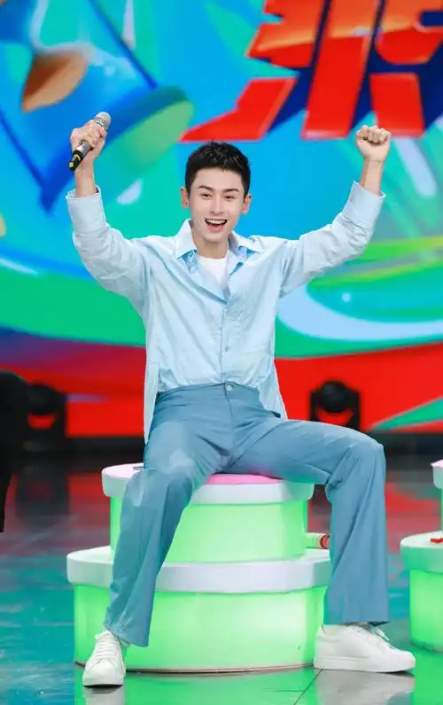 张哲瀚,出来一个粉人和一个蓝人,预知详情如何,那就看《快乐大本营》