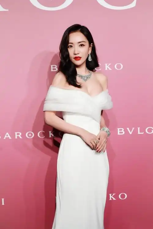 把演员当副业的杨蓉,白色抹胸礼裙出席活动,气质高贵又优雅