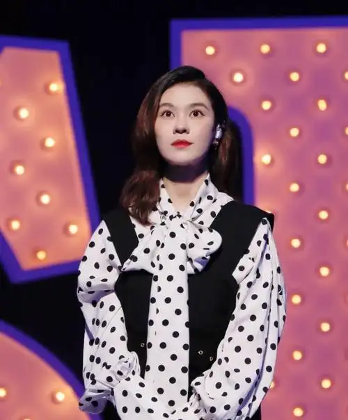 郁可唯一袭纱裙梦幻又青春扎上骨辫显年轻