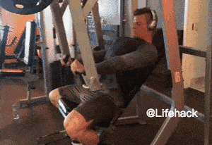 因胸肌太大而被吃豆腐,他居然一脸享受.