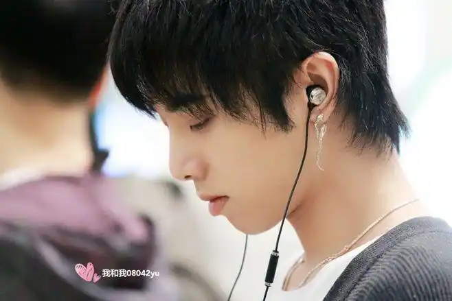 华晨宇yu 左侧颜,就是感觉和上一组的右 侧不一样的感觉,竖起的那