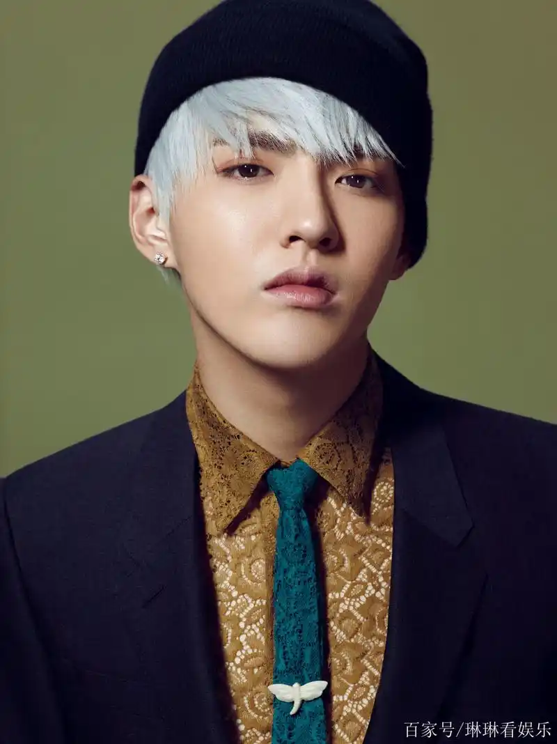 吴亦凡戴帽子帅照集锦,图一优雅绅士,图二痞帅男孩,你喜欢哪张?