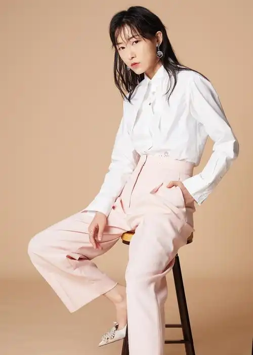刘洛汐全新写真大片曝光 粉色西装可攻可萌气场全开
