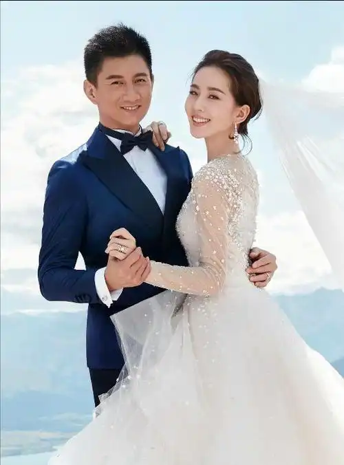 脸肿,僵硬,笑不出来,钟汉良尤其明显